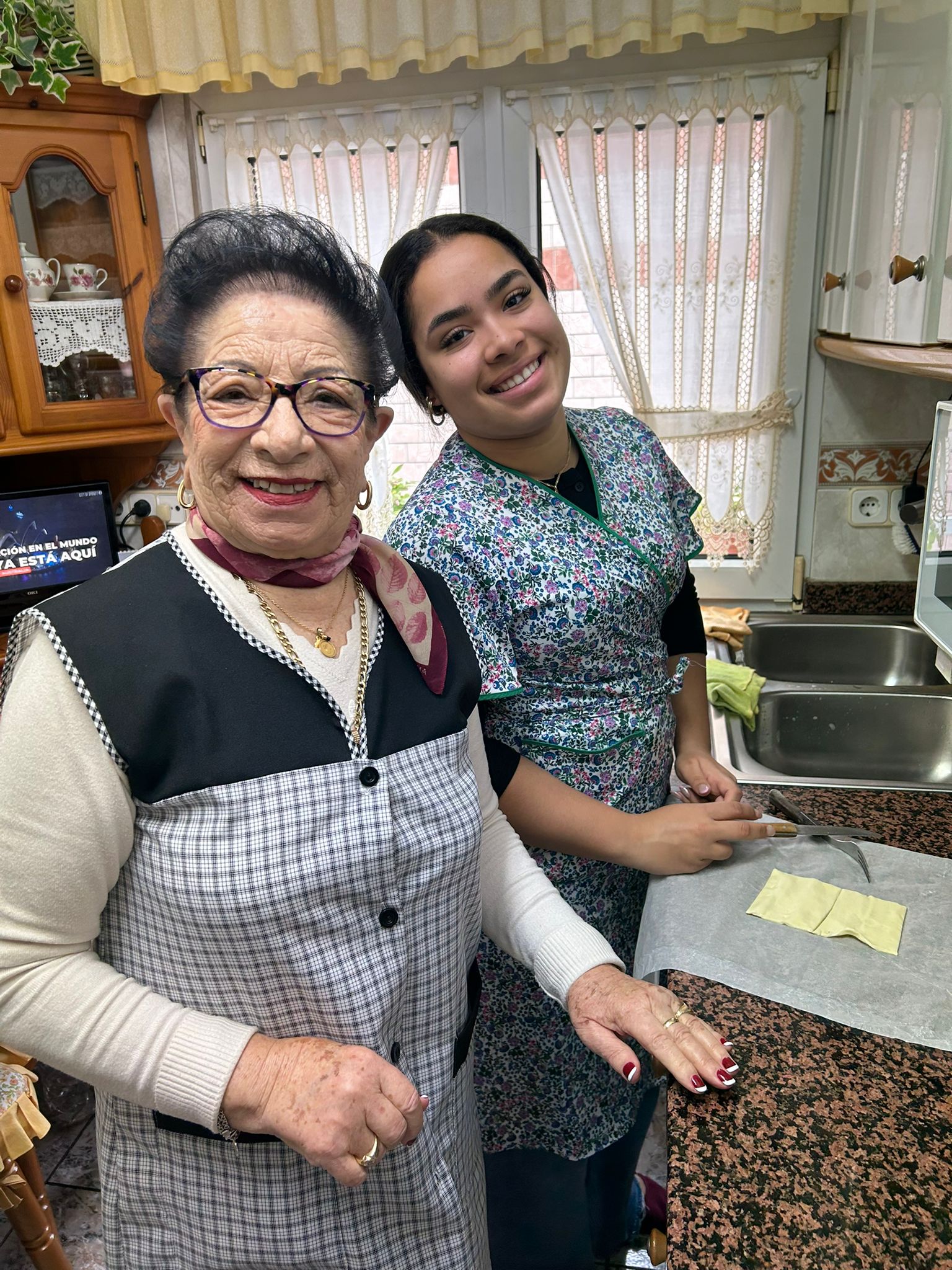 Olguita y Samira cocinando